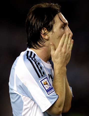 Η διεθνής Ένωση ποδοσφαιριστών ζητά την ακύρωση του νέου συμβολαίου του Μέσι