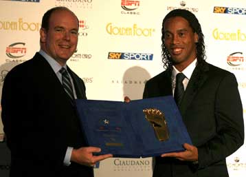Ο Ροναλντίνιο κατέκτησε το «Golden Foot» για το 2009