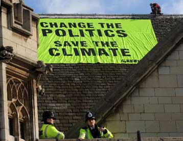 Ολοκληρώθηκε η διαμαρτυρία της Greenpeace στην οροφή του Ουέστμινστερ