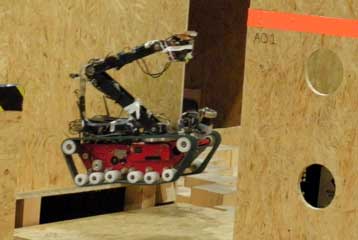 Ρομποτικός διασώστης του ΑΠΘ ποζάρει στην Τεχνόπολη