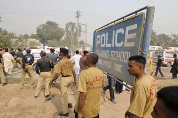 Μπαράζ επιθέσεων με δεκάδες νεκρούς στο Πακιστάν