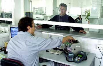 Στο τραπέζι η πρόταση για έκτακτο φόρο από τις τράπεζες και τις μεγάλες επιχειρήσεις