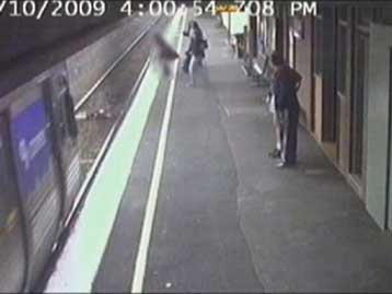 Τρένο πέρασε πάνω από βρέφος και αυτό επέζησε