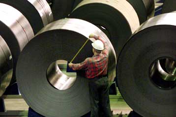 Ενισχυμένη η βιομηχανική παραγωγή των ΗΠΑ, χαμηλότερα η καταναλωτική εμπιστοσύνη