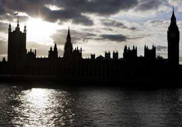 Με τις «δαπάνες» των βουλευτών ασχολούνται και πάλι οι Αρχές στη Βρετανία
