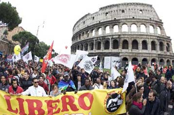 Στους δρόμους της Ρώμης χιλιάδες άτομα διαδήλωσαν κατά του ρατσισμού