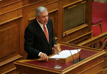 Στη «γραμμή Καραμανλή» οι αντιπολιτευτικοί τόνοι από τον Δημήτρη Αβραμόπουλο