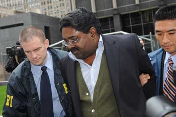 Θρίλερ στη Γουόλ Στριτ με επενδυτικά κεφάλαια και δίκτυο «εσωτερικών πληροφοριών»