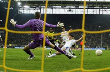 Προσπαθεί να καλύψει το χαμένο έδαφος η Βόλφσμπουργκ, νίκη και για Ντόρτμουντ