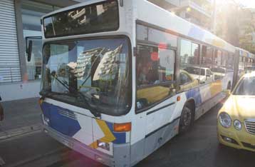 «Μπλόκο» και πετροπόλεμος αγνώστων κατά λεωφορείου με οπαδούς του Αχαρναϊκού