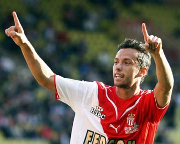 Βλέψεις για την κορυφή απέκτησε η Μονακό μετά το 2-0 επί της Λανς