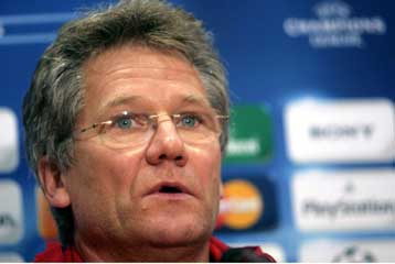 Φαβορί για τη νίκη και τη δεύτερη θέση του ομίλου ο Ολυμπιακός σύμφωνα με τον Μπολόνι