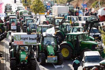 Σε κλοιό γαλακτοπαραγωγών το Eurogroup, επιπλέον χορηγήσεις υπόσχονται οι Βρυξέλλες