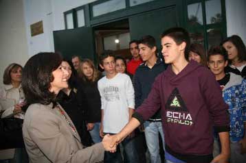 Σύντομα η λύση για την κάλυψη των κενών στα σχολεία, επανέλαβε η υπουργός Παιδείας