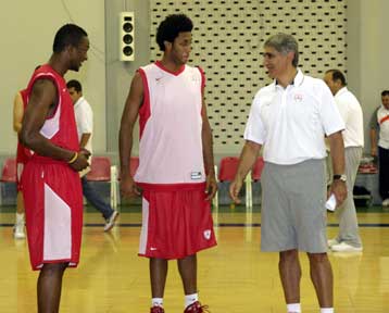 «Να νικήσουμε και να ικανοποιήσουμε» είπε ο Παναγιώτης Γιαννάκης