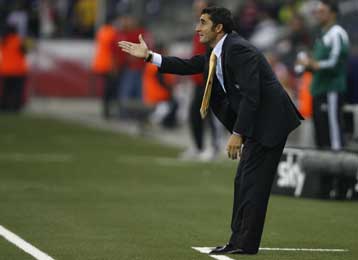 Οι παίκτες της Βιγιαρεάλ στηρίζουν τον Βαλβέρδε μολονότι το «υποβρύχιο» βυθίζεται