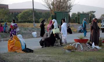 Κλείνουν σχολεία, κέντρα διανομής τροφίμων στο Πακιστάν υπό το φόβο επιθέσεων