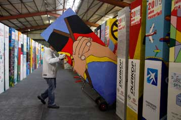 Το Τείχος διαιρεί ξανά το Βερολίνο, φτιαγμένο αυτή τη φορά από ντόμινο