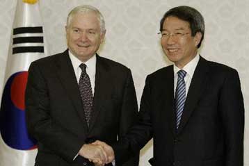 Πιέσεις Γκέιτς στην Ιαπωνία για την αναδιάταξη των αμερικανικών δυνάμεων