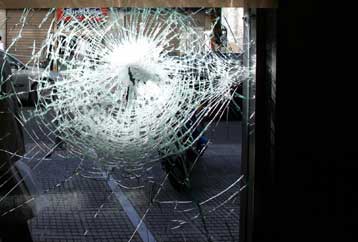 Κουκουλοφόροι προκάλεσαν ζημιές στο κέντρο της Θεσσαλονίκης