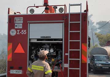 Τρεις πυροσβέστες τραυματίες σε κατάσβεση φωτιάς σε βυτιοφόρο