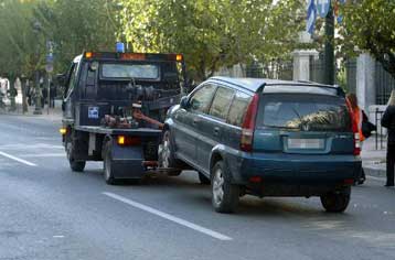Στους δρόμους οι γερανοί της Τροχαίας για την απομάκρυνση οχημάτων