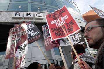 Συμπλοκές έξω από το BBC εξαιτίας της πρόσκλησης ακροδεξιού πολιτικού σε εκπομπή