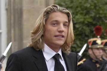 Εγκατέλειψε ο υιός Σαρκοζί τα σχέδια να κρατήσει τα ηνία δημόσιου οργανισμού