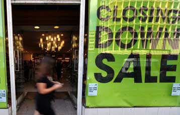 Σε τροχιά ύφεσης η βρετανική οικονομία για έκτο συνεχόμενο τρίμηνο