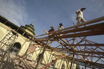 Σεισμός 7,3 Ρίχτερ έπληξε την ανατολική Ινδονησία