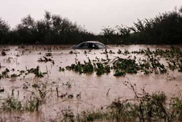 Ένας νεκρός και ένας αγνοούμενος από την κακοκαιρία σε όλη τη χώρα
