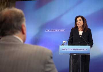 Ανοιγμα της Ντόρας Μπακογιάννη προς τους καραμανλικούς