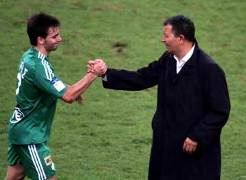 Ο Νίνης κάλυψε τον Τεν Κάτε, «ήταν πέναλτι» είπε ο Κουτσιανικούλης