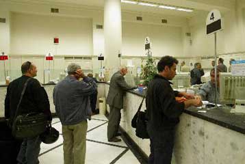 «Πλαφόν» στα επιτόκια των πιστωτικών καρτών σχεδιάζει το υπουργείο Οικονομίας