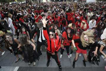 Χιλιάδες θαυμαστές του Μάικλ Τζάκσον στο ρυθμό του Thriller