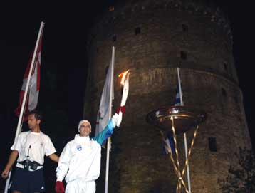 Στον Λευκό Πύργο διανυκτερεύει η Ολυμπιακή Φλόγα ενόψει «Βανκούβερ 2010»