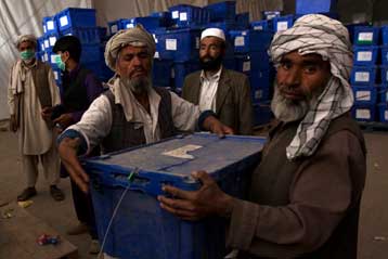 Ερίζουν οι υποψηφίοι πρόεδροι του Αφγανιστάν για την Εκλογική Eπιτροπή