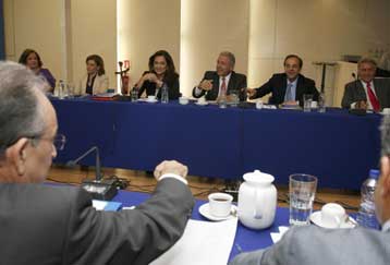 Ανω-κάτω η ΝΔ από την αμφισβήτηση της «ομόφωνης απόφασης» για εκλογή προέδρου