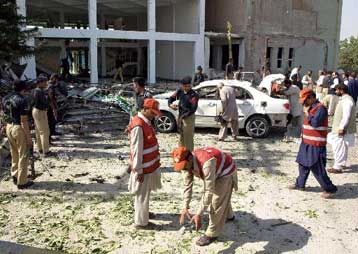 Μακελειό στο Πακιστάν με τουλάχιστον 90 νεκρούς