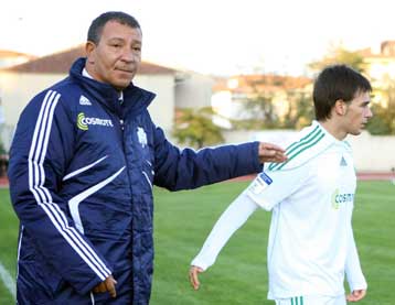 «Δεν ασχολούμαι με τον Ολυμπιακό, αλλά ο κανονισμός είναι παράλογος» λέει ο Τεν Κάτε