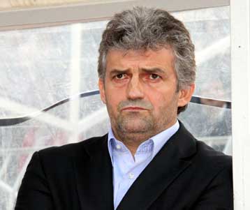 Ο Ουζουνίδης κοιτάει μπροστά και ο Τσιώλης «προειδοποιεί» τους παίκτες του