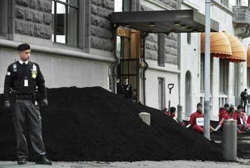 Τόνους λιθάνθρακα ξεφόρτωσε η Greenpeace στο κτίριο της σουηδικής κυβέρνησης