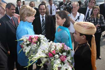 Πιο επιθετική δράση κατά των Ταλιμπάν ζητά από το Πακιστάν η Χίλαρι Κλίντον