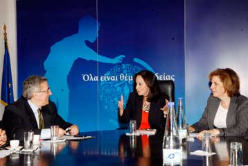 Για σχολική ανισότητα και διά βίου μάθηση συζήτησαν υπουργός Παιδείας και ΓΣΕΕ