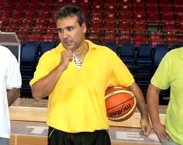 Οι ξένοι της ΑΕΚ σκέφτονται μεταγραφή και ο Φλεβαράκης ψάχνει λύσεις ενόψει Πανιωνίου