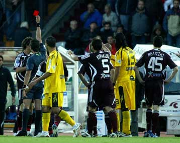 ΑΕΛ και Αρης έμειναν στο 2-2, όμως, ο Σπάθας… βοήθησε με την αποβολή του Ντε Νίγκρις