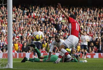 Φλερτάρει με την κορυφή η Αρσεναλ, απογοητευτική Λίβερπουλ