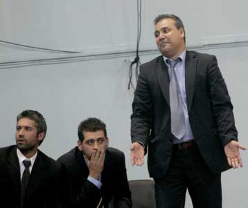 Παρά τα προβλήματα, «να σηκώσουμε το κεφάλι» είπε ο προπονητής της ΑΕΚ