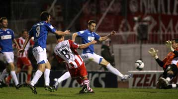 Απέδρασε από το Περιστέρι και «πέταξε» στην κορυφή με… Όσκαρ ο Ολυμπιακός