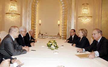 Στο Ισραήλ η Χ.Κλίντον μετά το «όχι» του Αμπάς στην επανάληψη των διαπραγματεύσεων